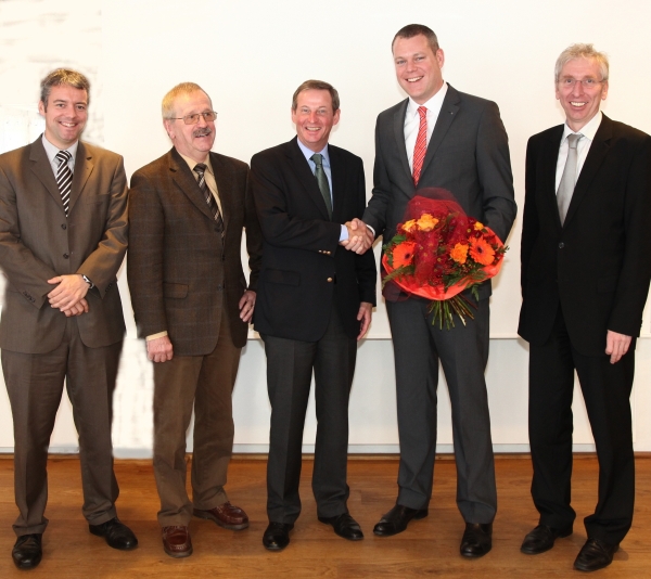 Peter Ottmann, Landrat Kreis Viersen gratuliert Dr. Andreas Coenen zur Wahl zum neuen Verbandsvorsteher des KRZN